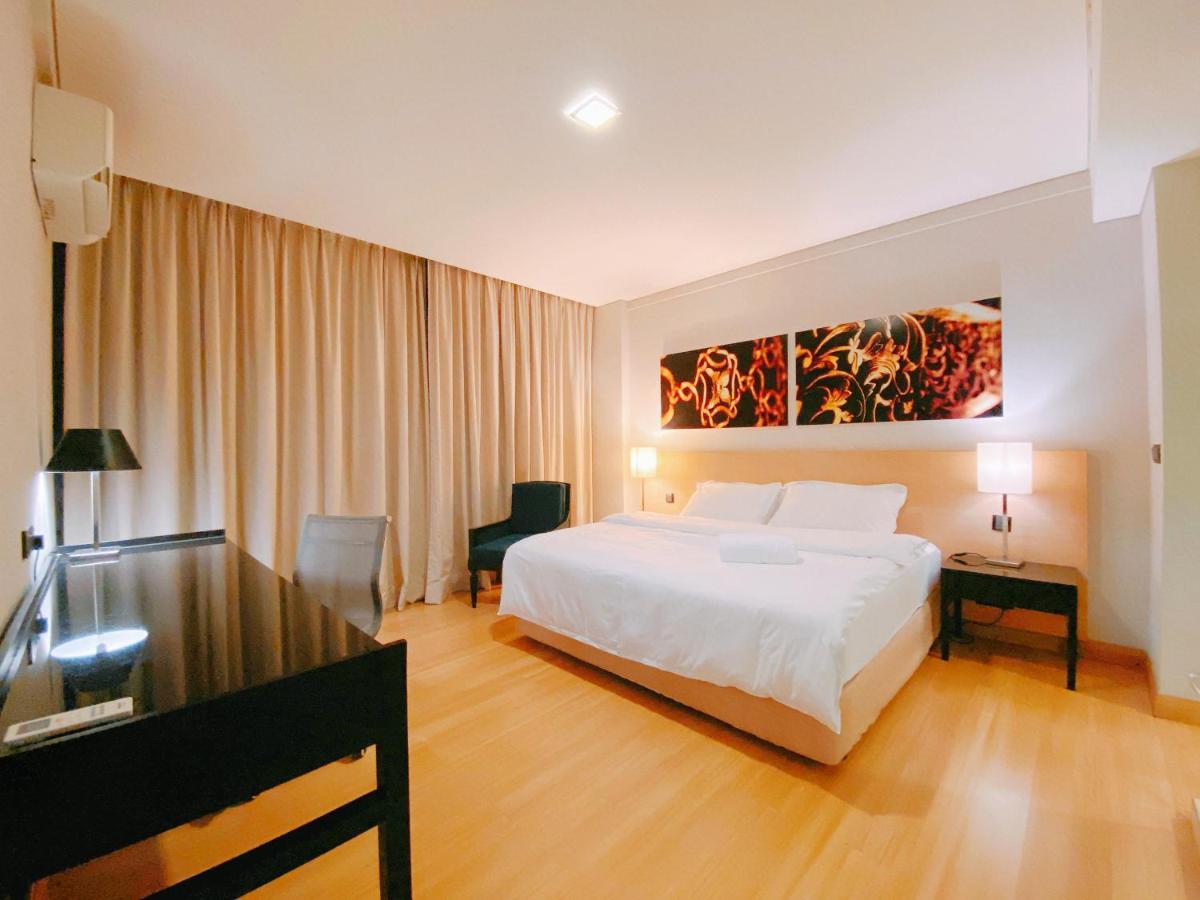 Straits Suite By C Homestay Malacca Extérieur photo