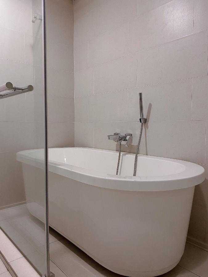 Straits Suite By C Homestay Malacca Extérieur photo